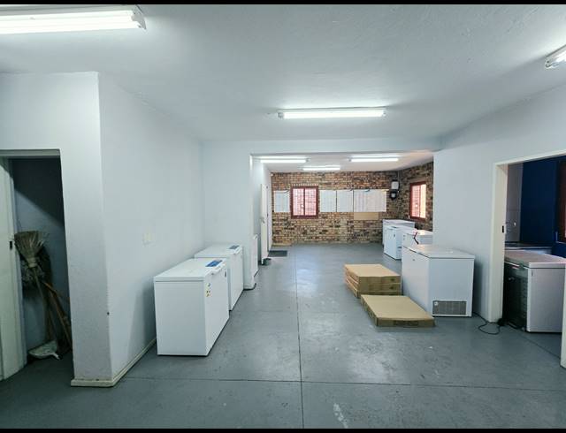 302M² WAREHOUSE FOR SALE IN KYA SANDS